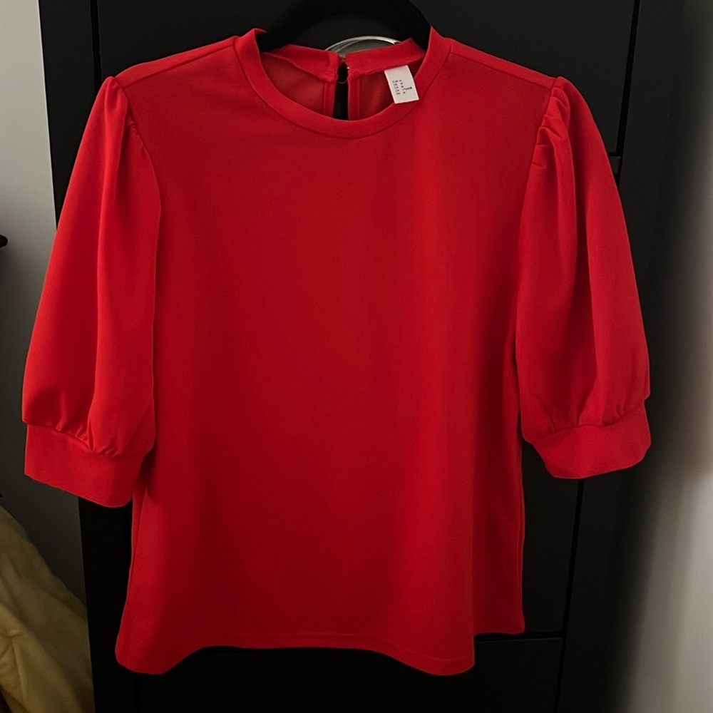 Blouse with slightly puffy sleeves